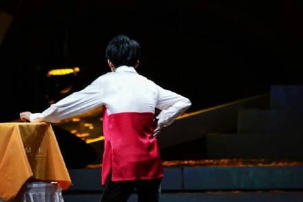 易烊千玺支援腰伤,易烊千玺带着腰伤在舞台上