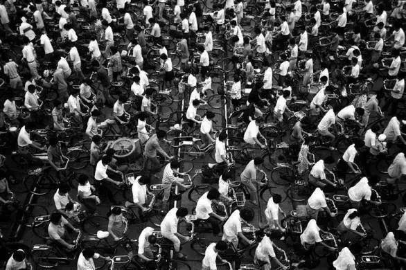 你在单车上看风景，别人却都在笑话你