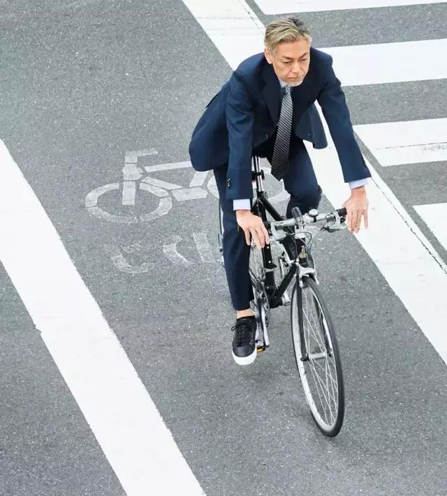 你在单车上看风景，别人却都在笑话你