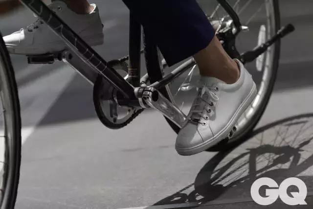 你在单车上看风景，别人却都在笑话你