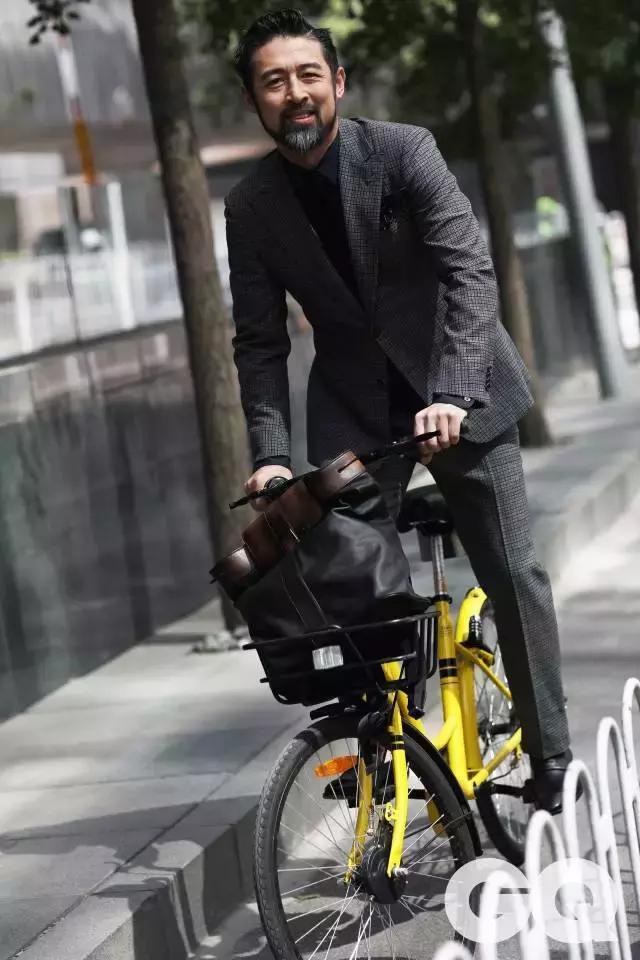 你在单车上看风景，别人却都在笑话你