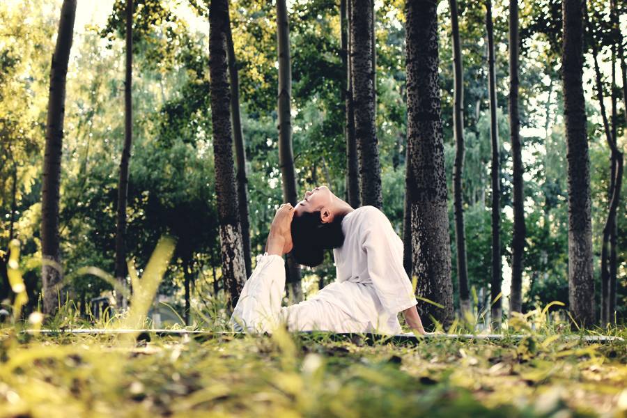 练一节瑜伽课吧让身心放松一下,瑜伽在家练和在瑜伽馆推荐