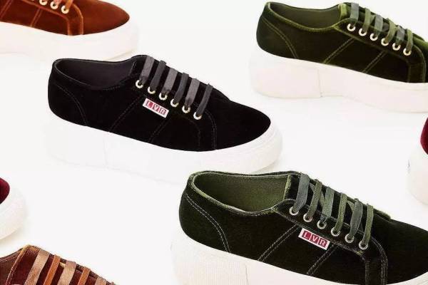 秋天入手这双高端休闲鞋无敌百搭,初秋必买的4双鞋穿10年都不过时