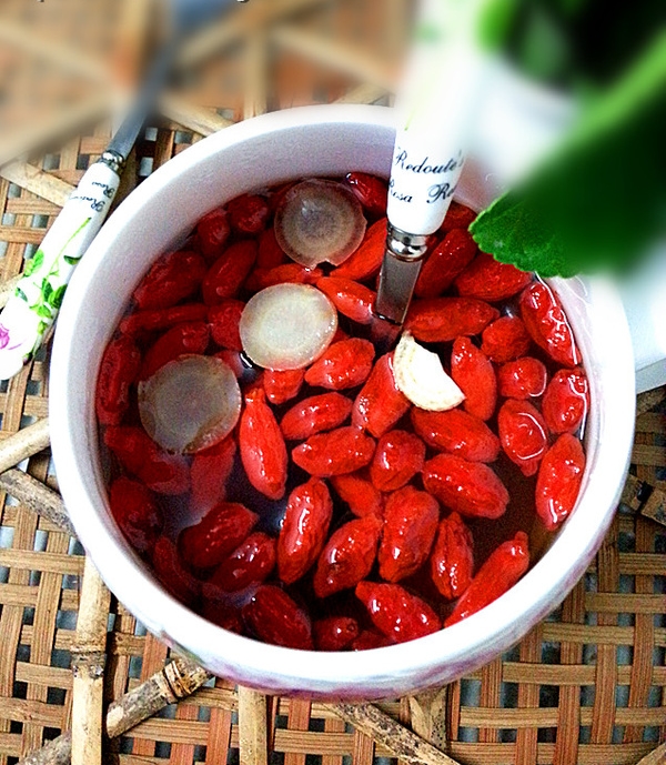 喉咙干痒咳嗽泡什么花茶好,喝什么茶治喉咙干涩痒呢