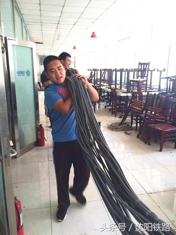 亲们在使用电话沟通联系的时候，是否知道为了铁路电话的畅通，有一伙人在机房里蛮拼滴！