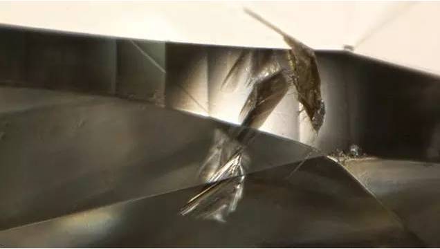 钻石会碎掉吗,钻石上面裂纹会破吗