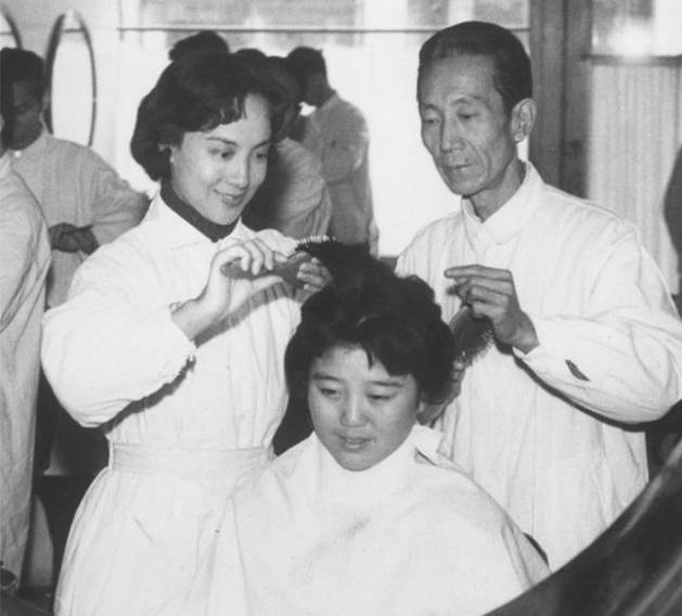 她是绝代美人，从影40余年演绎50多个形象，一生却只爱一个人