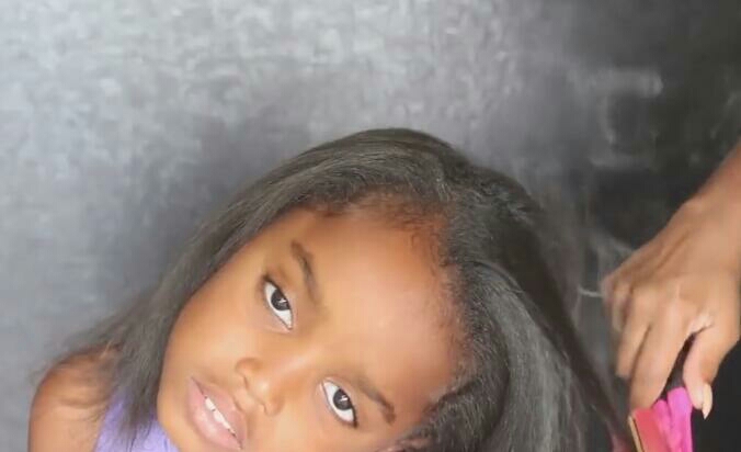 非洲8岁小女孩把头发拉直后，竟这么好看