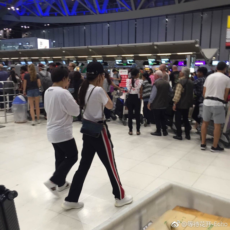 迪丽热巴低调现身温州机场,迪丽热巴现身泰国发布会