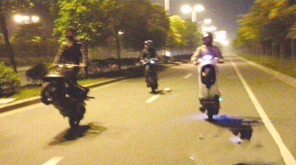 这是谁家的孩子？太危险了！