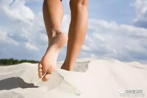 光脚快走锻炼有好处吗,光脚走路对衰老有用吗
