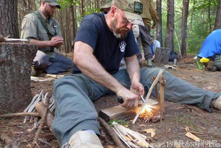 野外生存100种野营技巧,野外生存森林露营技能