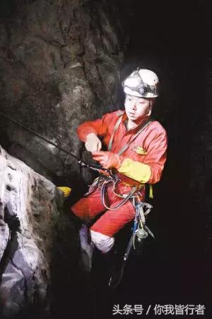 在深达数百米的天坑，大熊猫曾经到此一游