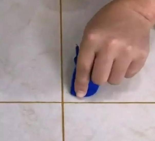 瓷砖美缝应该自己做还是请师傅做,地砖美缝拖地都把缝弄黑了咋办