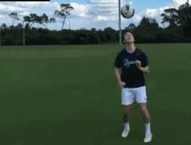 业余足球基础教学!海豹式头部颠球,提球感的正确打开方式!