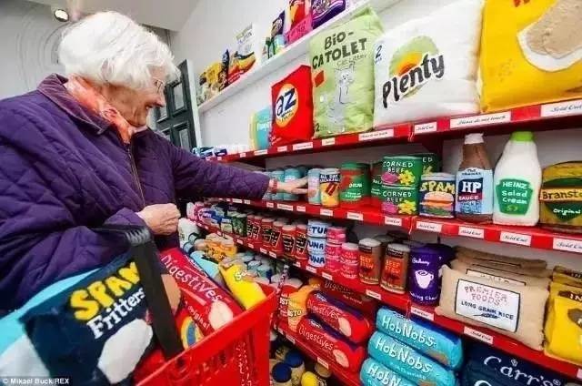 这家店9000件商品全是假货，人们却争相购买