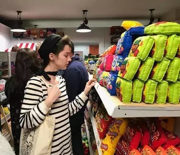 这家店9000件商品全是假货，人们却争相购买