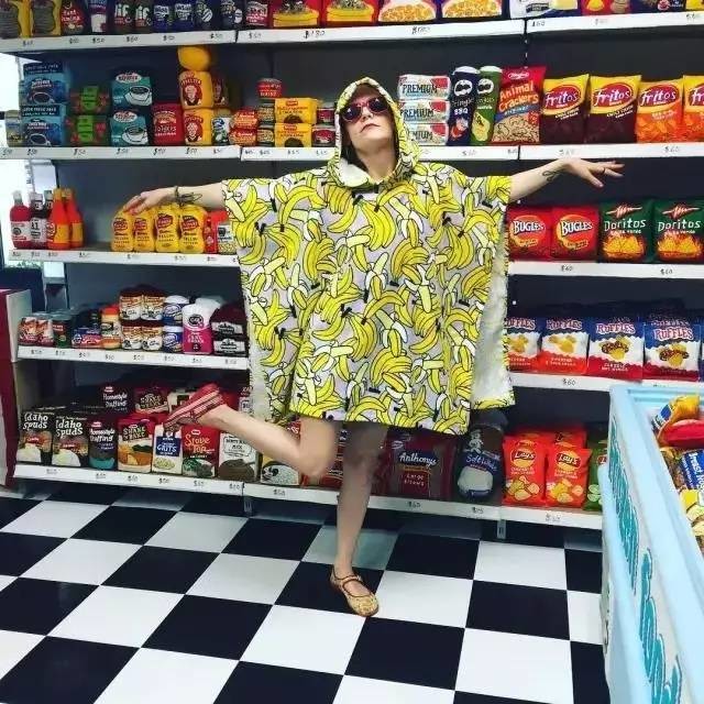 这家店9000件商品全是假货，人们却争相购买