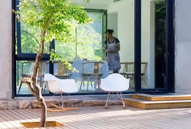 “麻麻，那是什么花？”“麻麻花呀！”