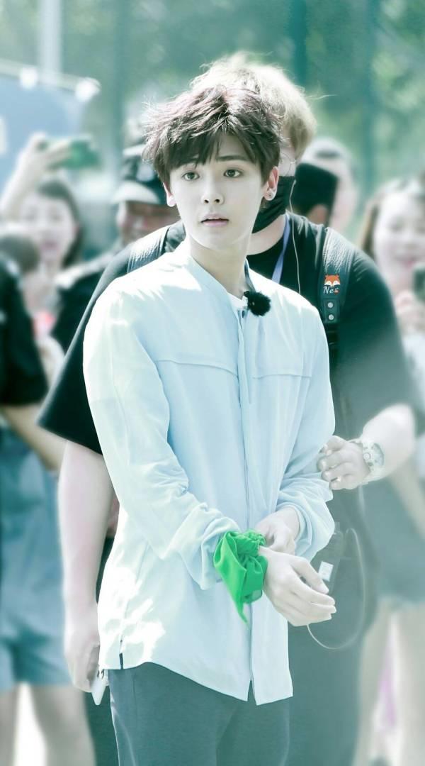 侯明昊这几年的颜值变化,侯明昊年轻时笑起来的样子