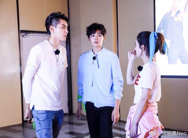 侯明昊这几年的颜值变化,侯明昊年轻时笑起来的样子