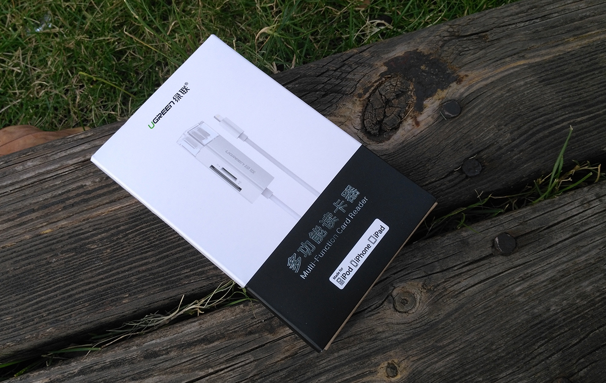 这款手机读卡器很有特色，标配了Lightning闪电接头