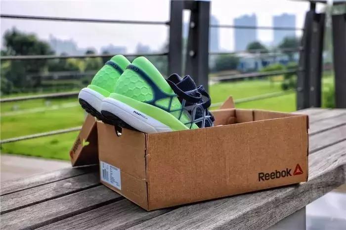 reebok什么跑鞋最好,䨻科技跑鞋踩开有多爽