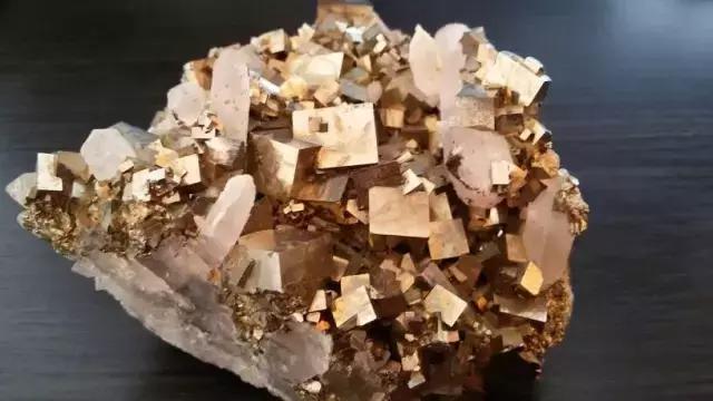 亮瞎了眼是什么意思,各类宝石的意义和功效