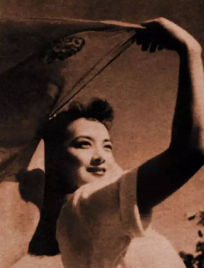 她是绝代美人，从影40余年演绎50多个形象，一生却只爱一个人