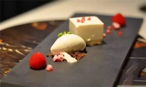 一般餐厅餐盘摆放技巧,餐厅上菜托盘