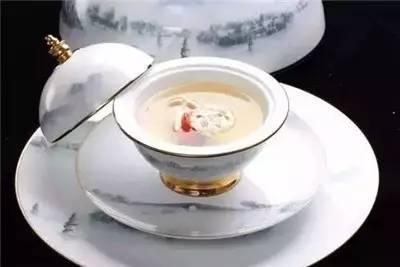 一般餐厅餐盘摆放技巧,餐厅上菜托盘