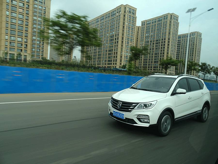 宝骏560半自动挡值得入手吗,2019款全新宝骏560自动挡顶配