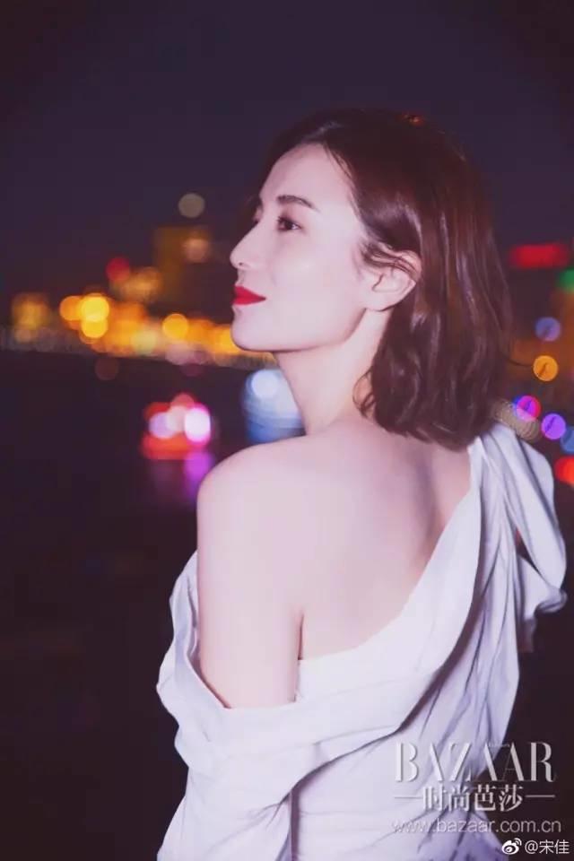 杨幂换上佟丽娅同款油头,杨幂同款发型齐肩内扣