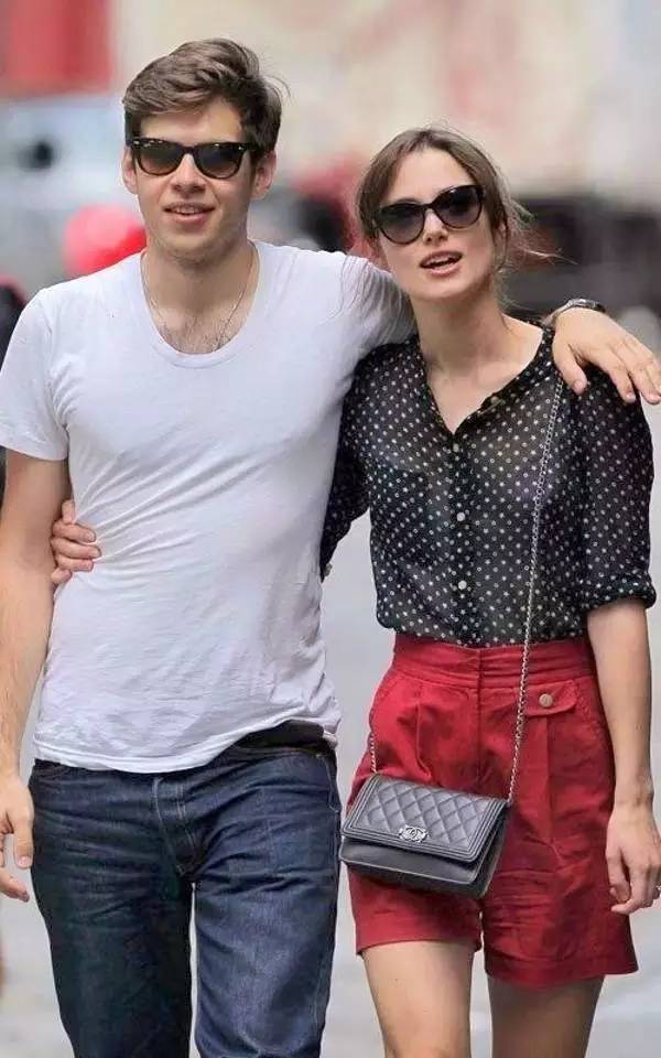 香奈儿小金球包包价格表官网,香奈儿包包好还是lv包包好