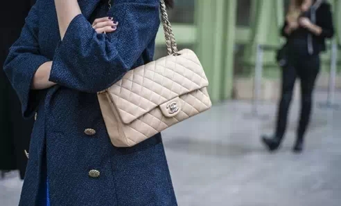 香奈儿小金球包包价格表官网,香奈儿包包好还是lv包包好