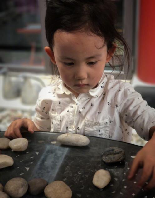 黄磊晒女儿多妹照片,黄磊晒二女儿萌照