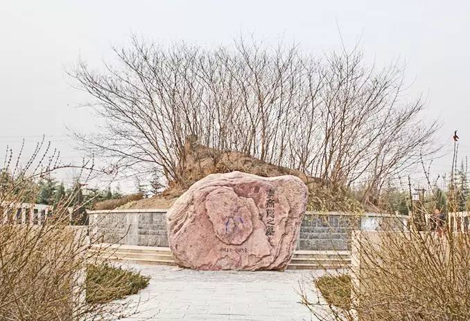 春蚕到死丝方尽用来赞美什么,春蚕到死丝方尽蜡炬成灰泪难干