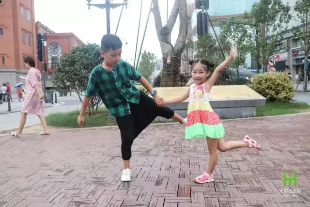 中山大道潮童街拍：很萌很酷很厉害，还会耍宝！