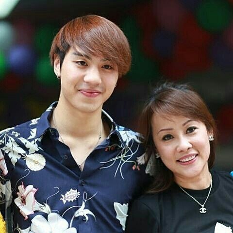 泰国母亲节，来看看泰星与母亲的有爱照片吧！