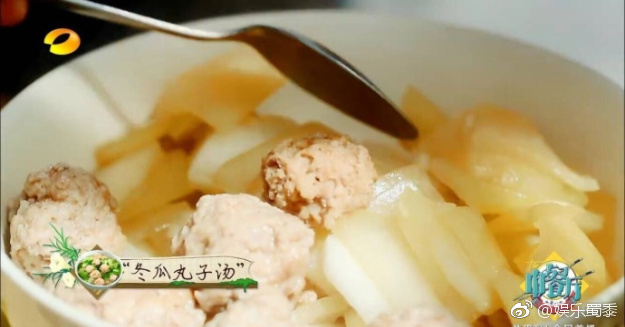 中餐厅张亮从楼梯摔倒完整版,中餐厅张亮摔倒