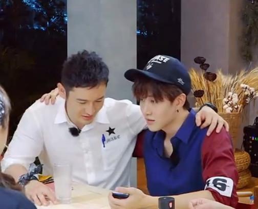 中餐厅张亮从楼梯摔倒完整版,中餐厅张亮摔倒