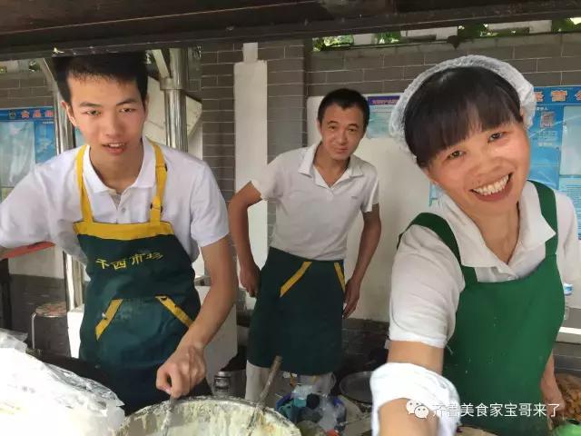 济南煎饼果子哪家好吃,小生意煎饼果子