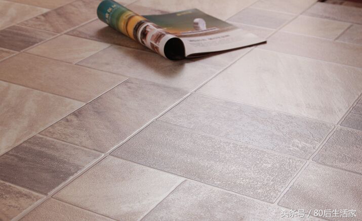 复合地板和木地板哪个好,仿复合木地板的塑料地板