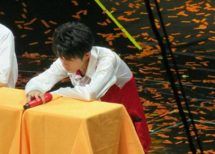 易烊千玺支援腰伤,易烊千玺带着腰伤在舞台上