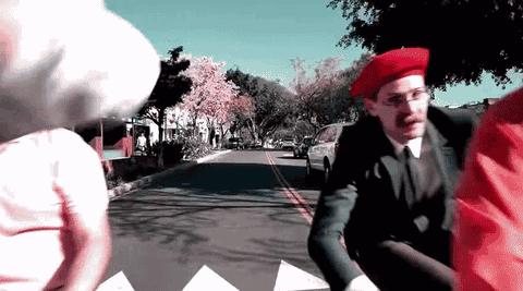 你在单车上看风景，别人却都在笑话你