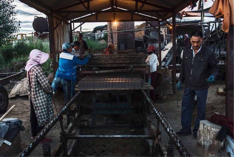 近距离了解砖窑厂烧制砖块的秘密