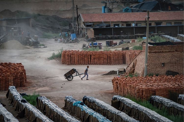 近距离了解砖窑厂烧制砖块的秘密