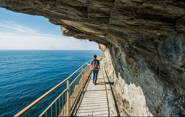 浜氬緱閲屼簹娴峰哺鏃呮父,浜氬痉閲屼簹灏忛晣娴疯竟