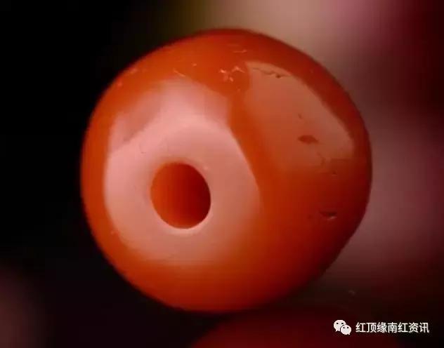 南红牛血红能盘包浆吗,南红柿子红手串会越戴越红吗