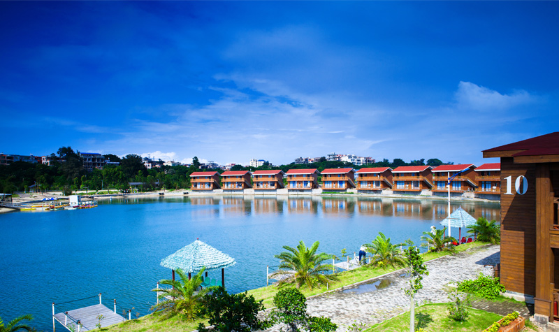 外国小哥脚上的水泡被踩烂,外国小哥下河洗脚摔进去了